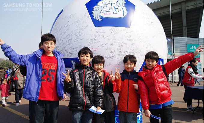 대형 축구공 앞의 남자 아이들