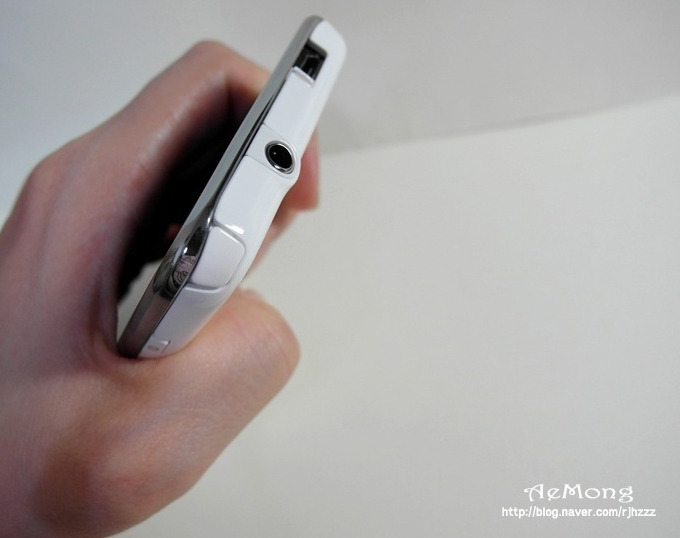 갤럭시 플레이어를 쥔 손