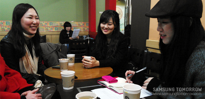 한국사회복지협의회 사회공헌정보센터 김효원씨가 인터뷰 하는 모습