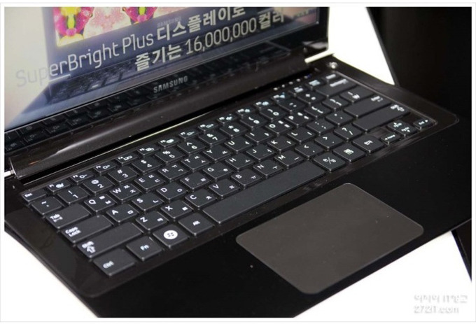 풀사이즈와 백라이트 기능을 탑재한 키보드