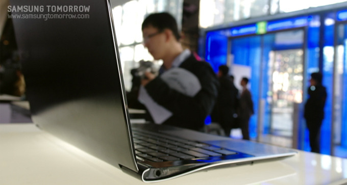 삼성 센스 시리즈 9의 옆면