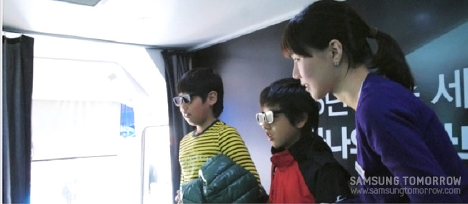 3D안경을 끼고 삼성 스마트 TV를 보는 사람들