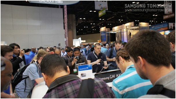 갤럭시 제품을 찍으러 모인 사람들