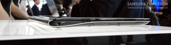 삼성 센스 시리즈 9의 옆면