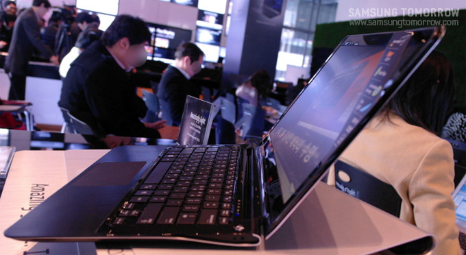 삼성 센스 시리즈 9의 옆면