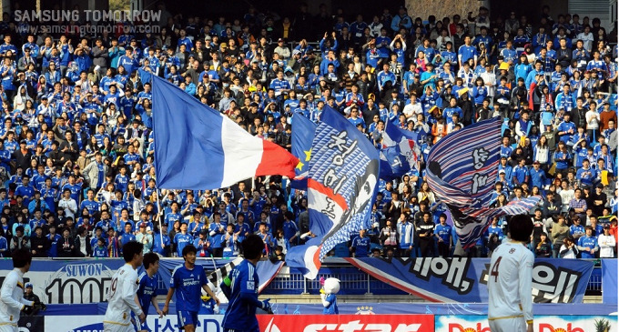 응원하는 관중들