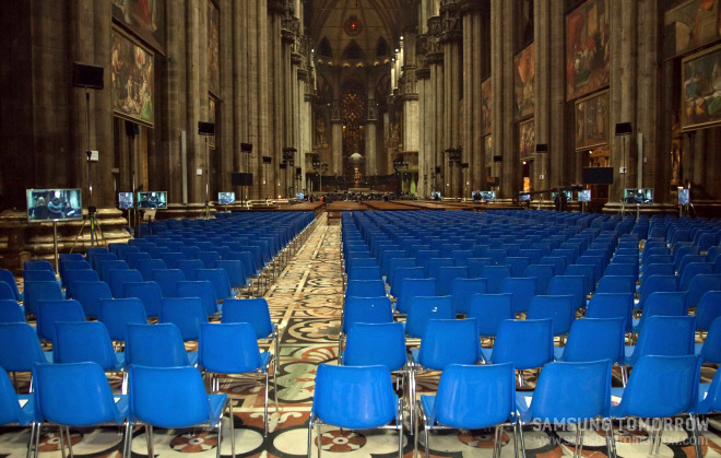 tv가 설치된 두오모 내부