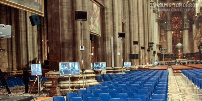 tv가 설치된 두오모 내부 