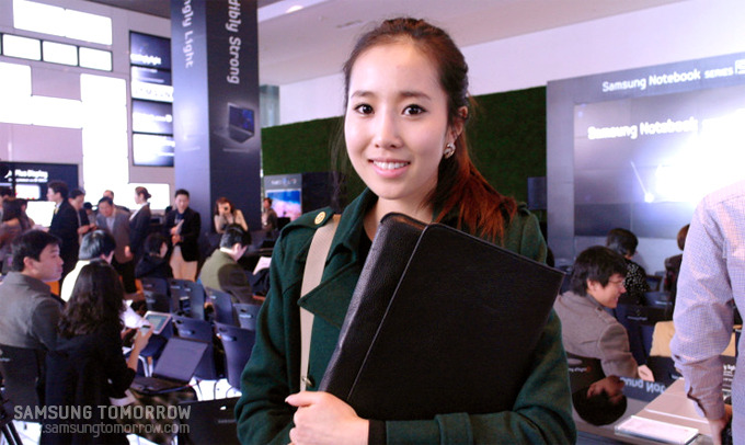 삼성 센스 시리즈 9를 든 스토리텔러