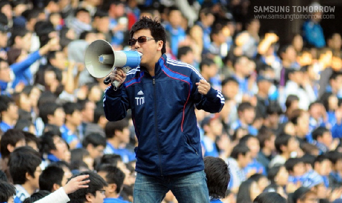 확성기를 든 응원단장