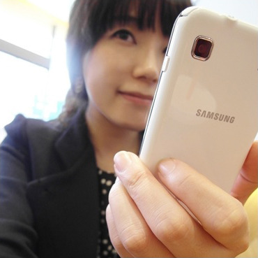 삼성휴대폰을 든 작성자