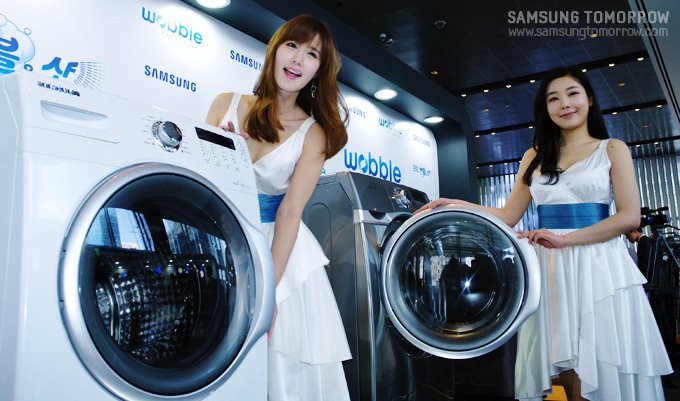 세탁기 옆의 모델들