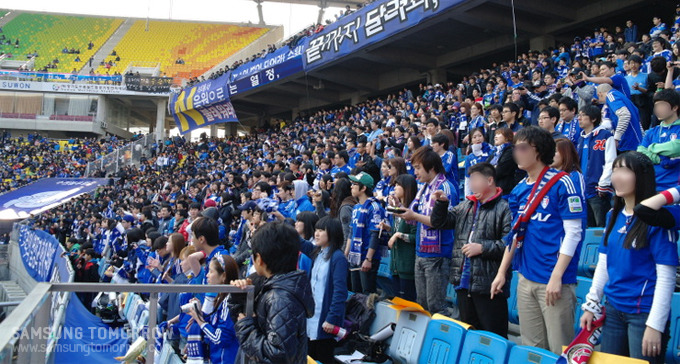 일어나있는 관중들