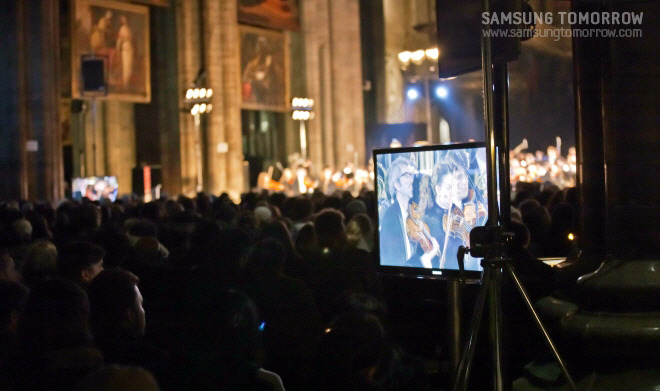 삼성전자 8000 LED TV에 나오는 공연 상황