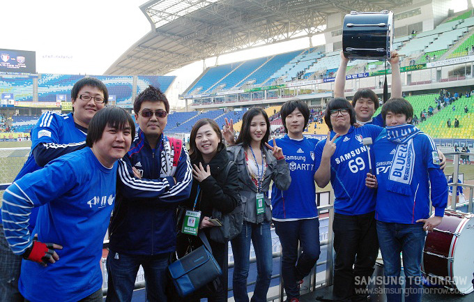 응원단장과 서포터즈들