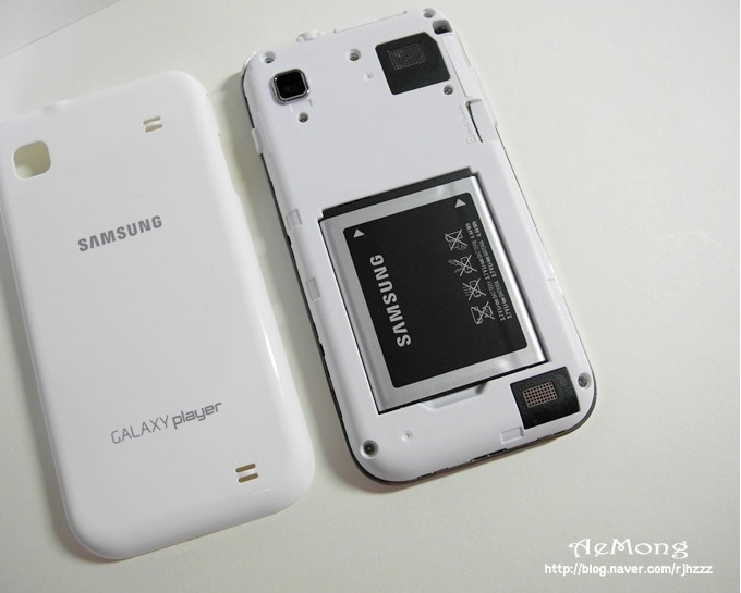 갤럭시 플레이어 배터리 커버 분리