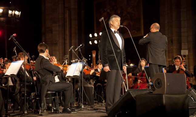 노래하는 안드레아 보첼리