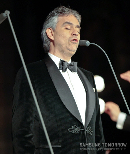 노래하는 안드레아 보첼리