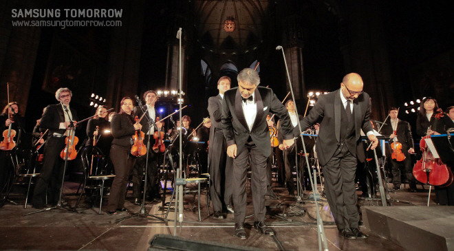 인사하는 지휘자와 안드레아 보첼리
