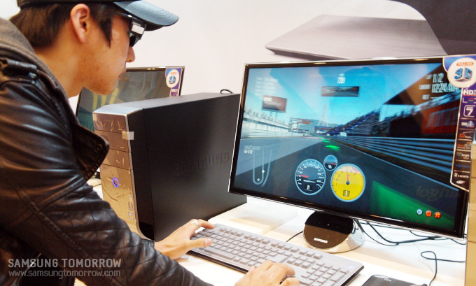 삼성 싱크마스터 3D 모니터로 게임을 즐기는 사람