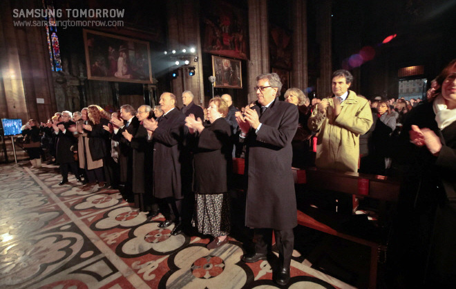 기립박수치는 사람들