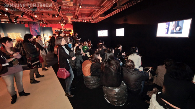 삼성전자의 LED TV 8000 시리즈를 보고 있는 사람들