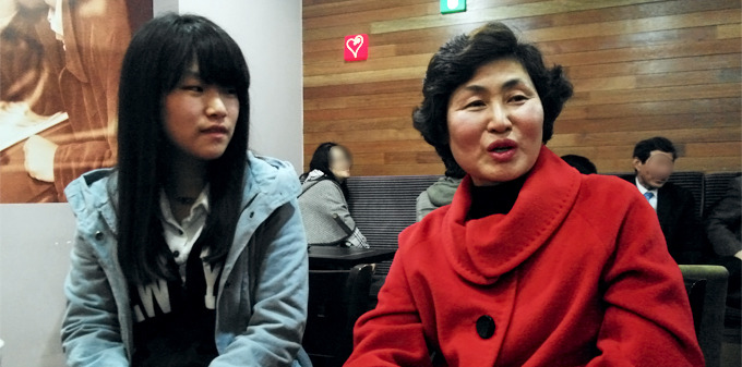 조인숙 선생님과 한나연 학생이 인터뷰 하는 모습