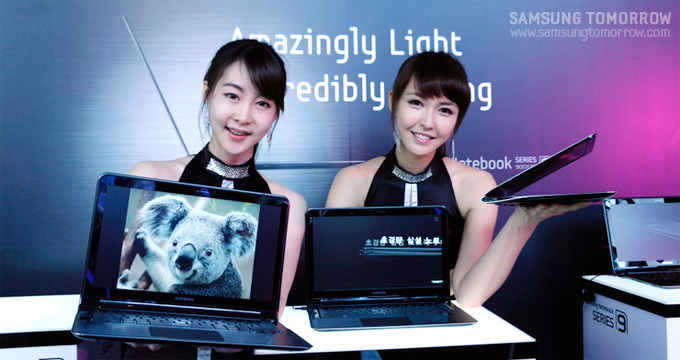 삼성 센스 시리즈 9를 들고 있는 모델들