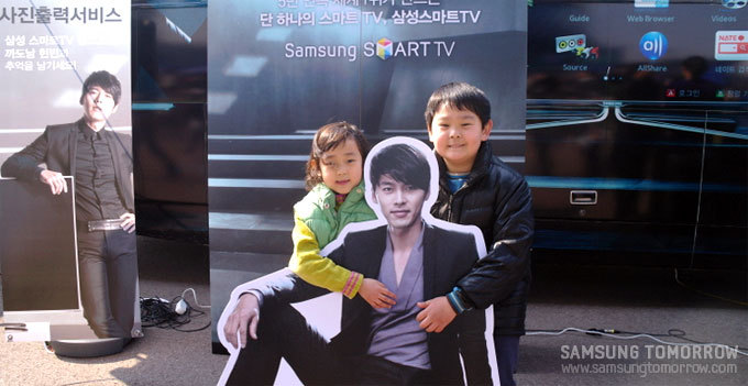 현빈 판넬과 사진찍는 아이들