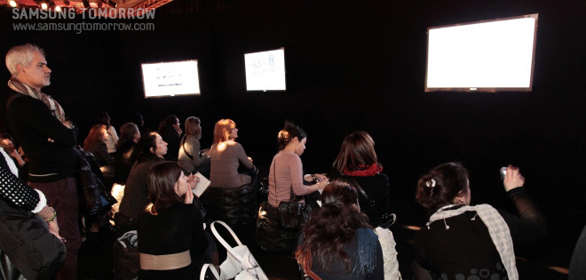 삼성전자의 LED TV 8000 시리즈를 보고 있는 사람들