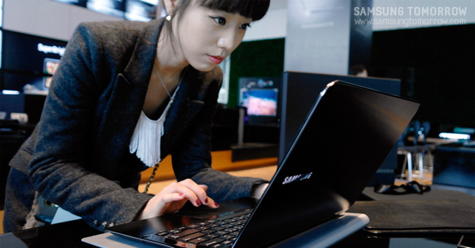 삼성 센스 시리즈 9를 체험하는 여성