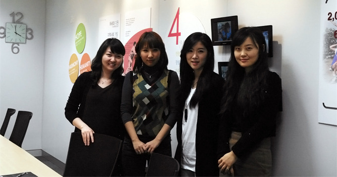 스토리텔러와 두 주임과 함께 기념 사진