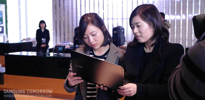 삼성 센스 시리즈 9를 구경하는 사람들