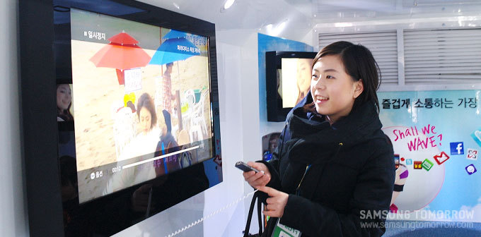 삼성모니터를 보고있는 여성