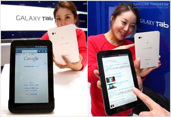 모델이 갤럭시 탭을 사용하고 있는 모습