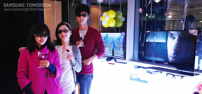 와인을 든 참석자들