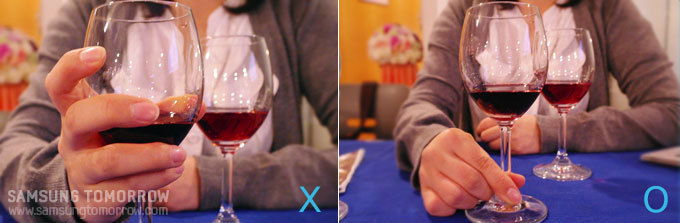 컵을 감싼 손X, 컵의 목부분을 잡은 손 O