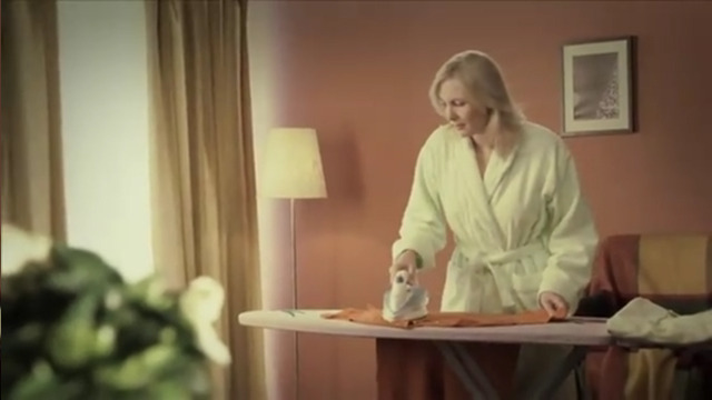 다림질을 하는 여자