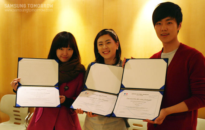 수료증을 받은 사람들