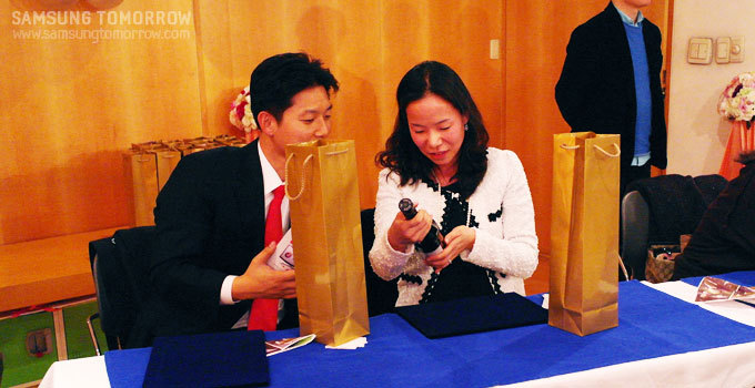 와인라벨을 읽는 사람