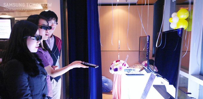 삼성 3D TV 체험을 즐기고 있는 참석자들
