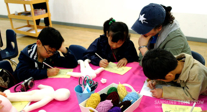 인형을 만드는 어린이들