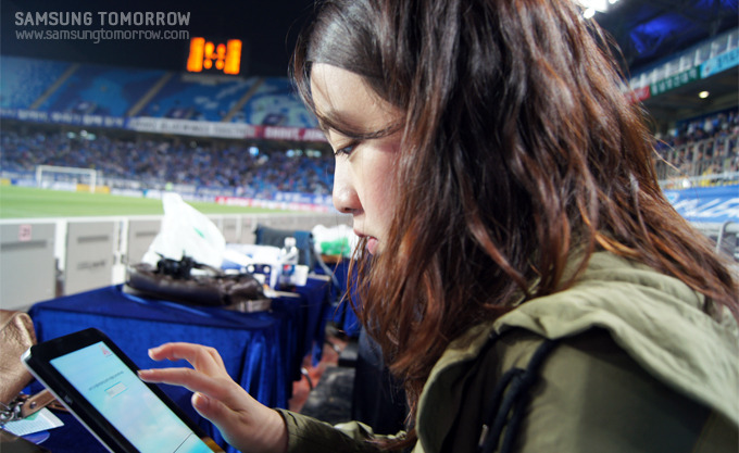 경기 시작 전 대여 받은 갤럭시 탭을 보고있는 여성