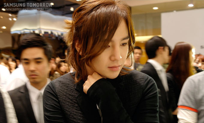 매장을 둘러보는 장근석