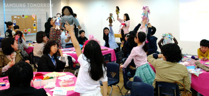 인형을 들고 있는 어린이들