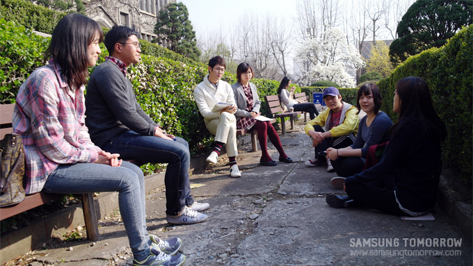 연세대학교 학생들의 그룹 토론 모습