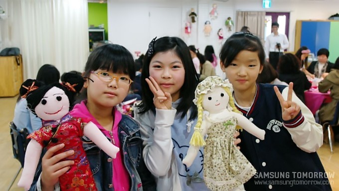인형을 안고 있는 어린이들