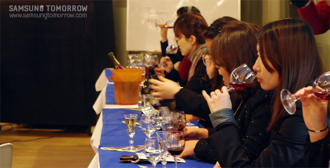 와인을 시음해보는 사람들