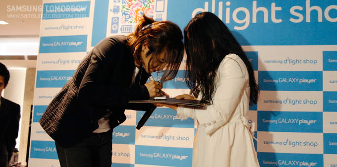 직접 사인해 주는 장근석