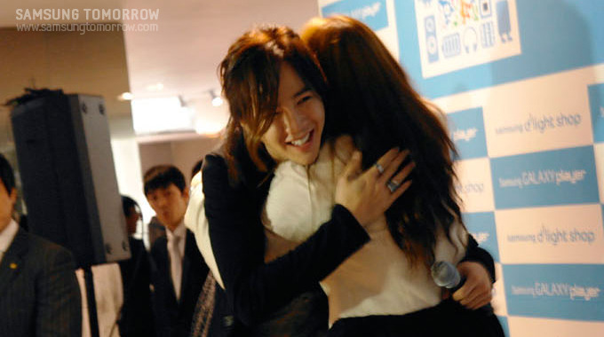 팬을 안아 주는 장근석